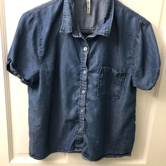 EUC Set of 2 Women’s Button-Up Shirts: 1 Floral and 1 Denim Short-Sleeve - Picture 3 of 16